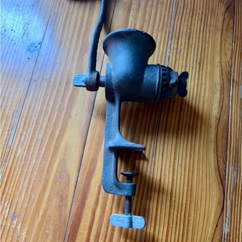 Universal Vintage Cast Iron #2 Grinder - Picture 3 of 4